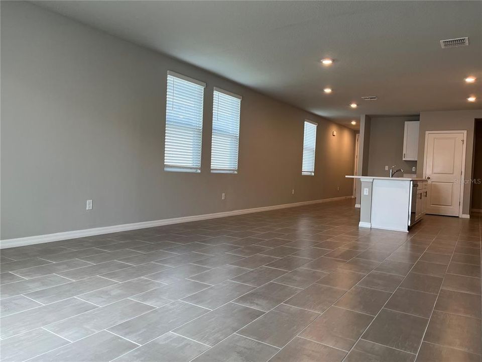 For Rent: $2,295 (4 beds, 2 baths, 1687 Square Feet)