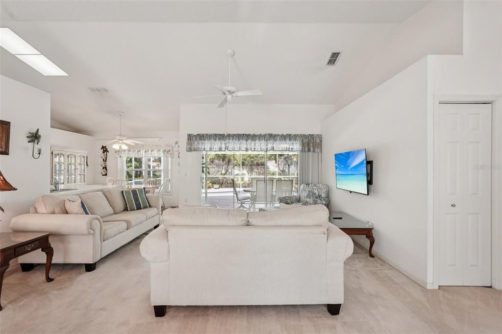 En Venta: $425,000 (3 camas, 2 baños, 1806 Pies cuadrados)