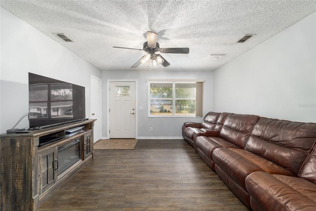 For Sale: $239,900 (4 beds, 2 baths, 1388 Square Feet)