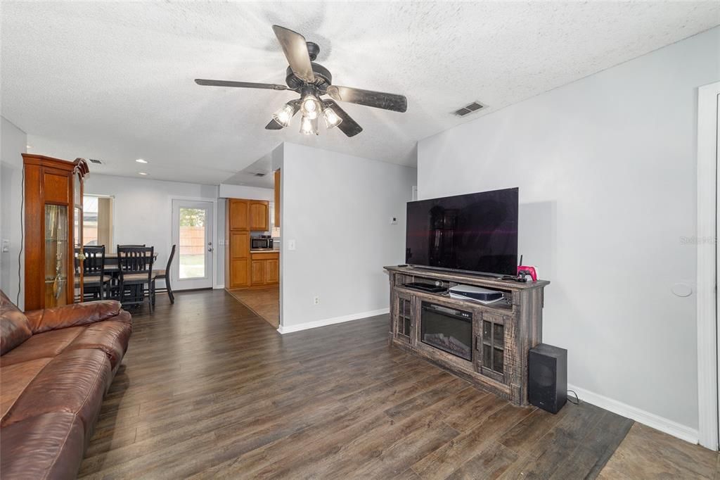 For Sale: $239,900 (4 beds, 2 baths, 1388 Square Feet)