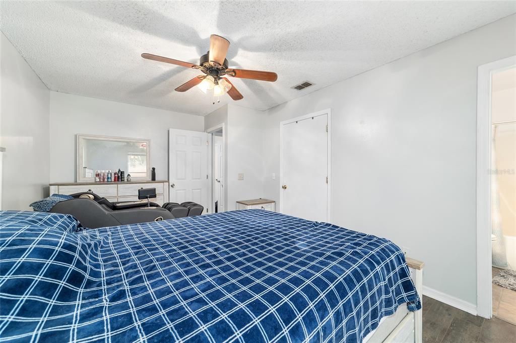 For Sale: $239,900 (4 beds, 2 baths, 1388 Square Feet)