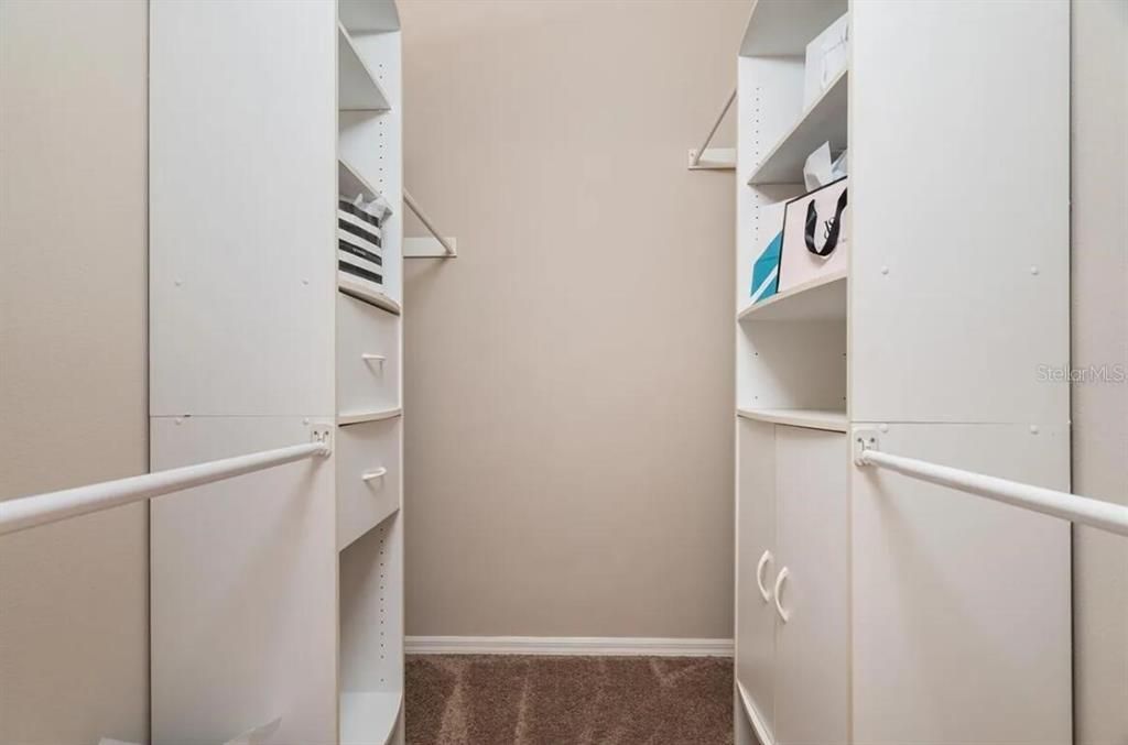 En Venta: $524,900 (4 camas, 2 baños, 2708 Pies cuadrados)