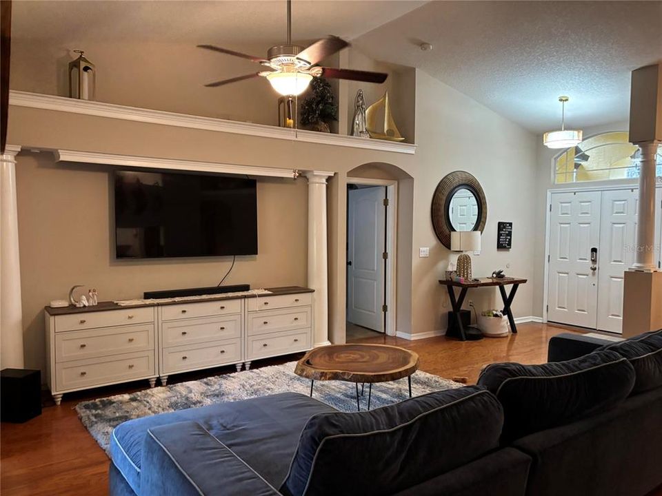 En Venta: $524,900 (4 camas, 2 baños, 2708 Pies cuadrados)