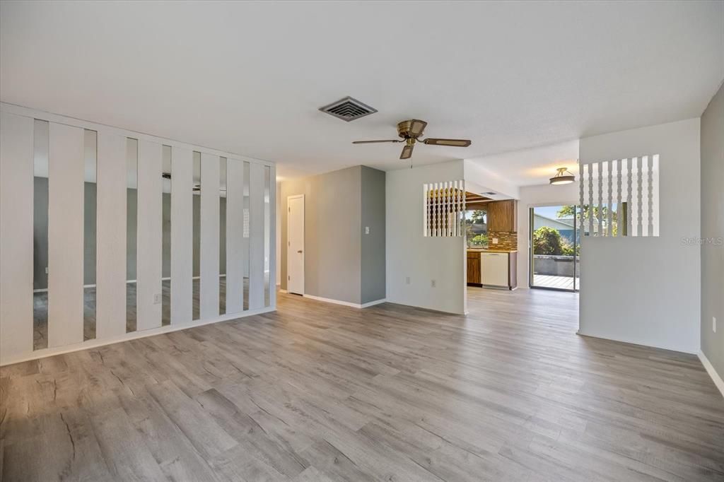 For Sale: $298,500 (2 beds, 2 baths, 1290 Square Feet)