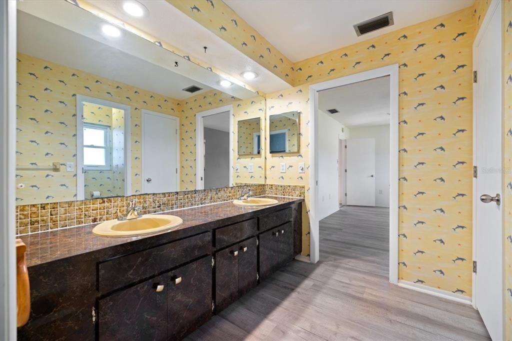 For Sale: $298,500 (2 beds, 2 baths, 1290 Square Feet)