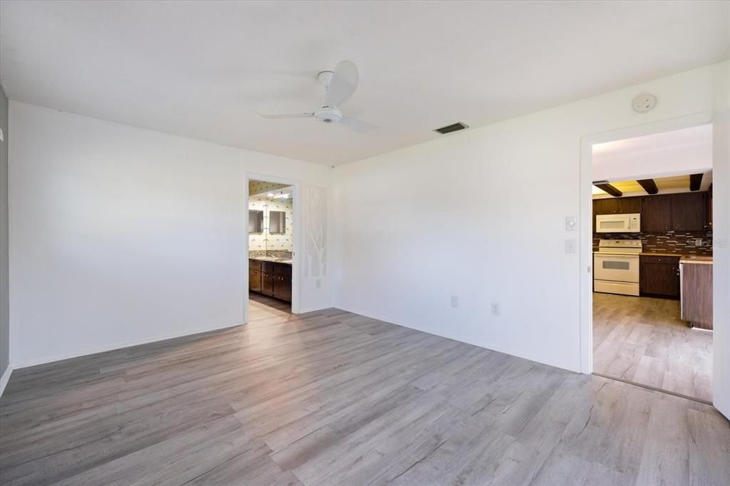 For Sale: $298,500 (2 beds, 2 baths, 1290 Square Feet)