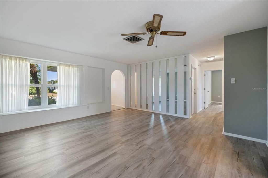 For Sale: $298,500 (2 beds, 2 baths, 1290 Square Feet)