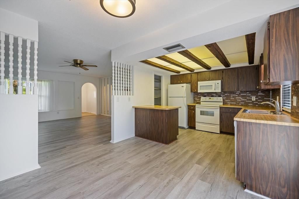 For Sale: $298,500 (2 beds, 2 baths, 1290 Square Feet)