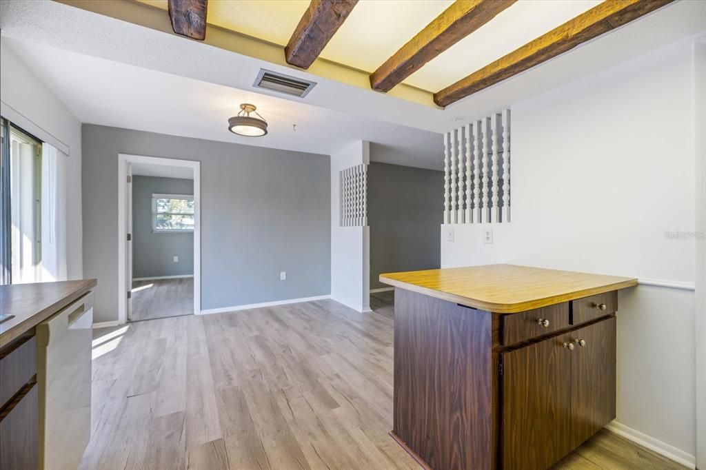 For Sale: $298,500 (2 beds, 2 baths, 1290 Square Feet)