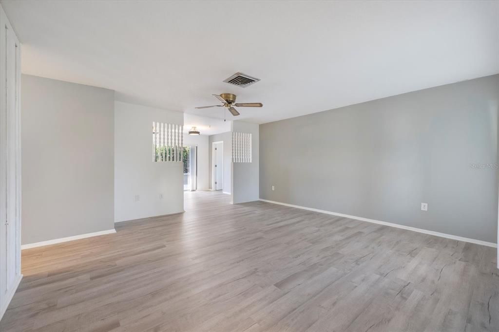 For Sale: $298,500 (2 beds, 2 baths, 1290 Square Feet)