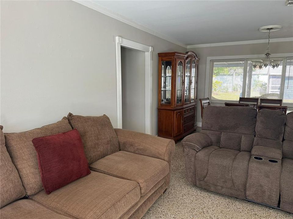 На продажу: $334,900 (4 спален, 2 ванн, 1335 Квадратных фут)