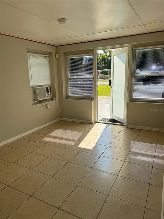 На продажу: $334,900 (4 спален, 2 ванн, 1335 Квадратных фут)