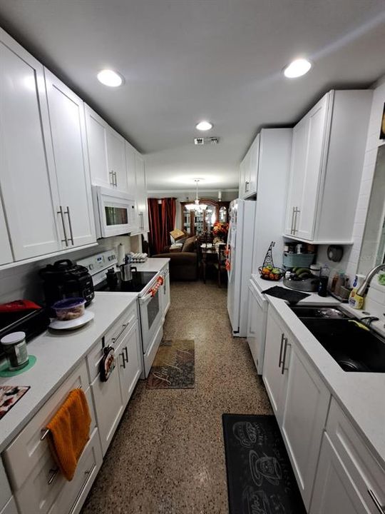 На продажу: $334,900 (4 спален, 2 ванн, 1335 Квадратных фут)