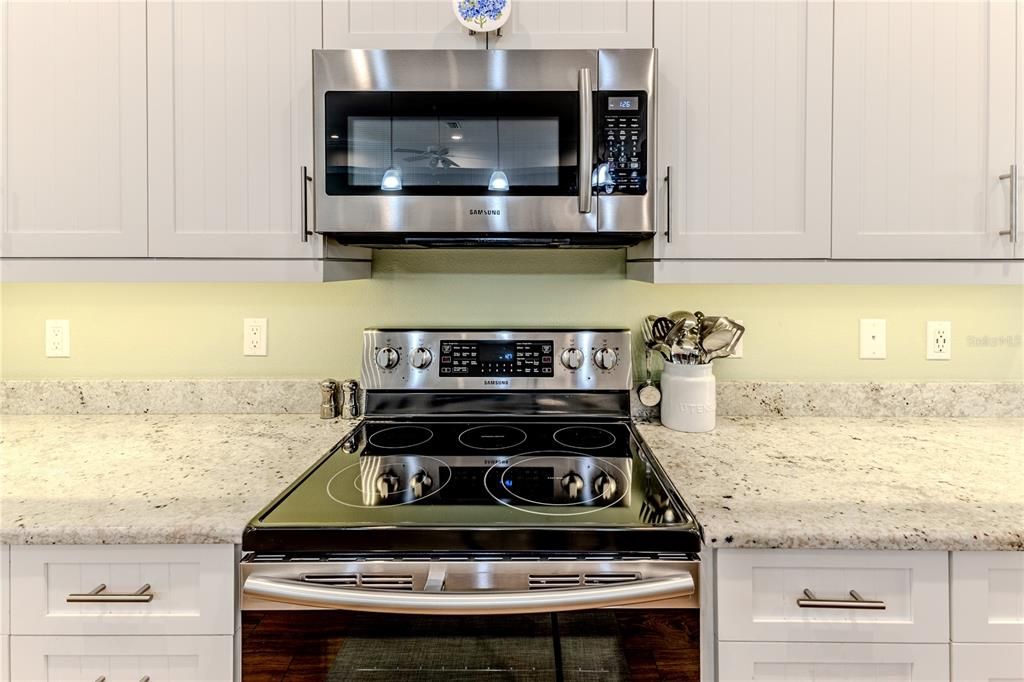 Под контрактом: $399,900 (3 спален, 2 ванн, 1994 Квадратных фут)