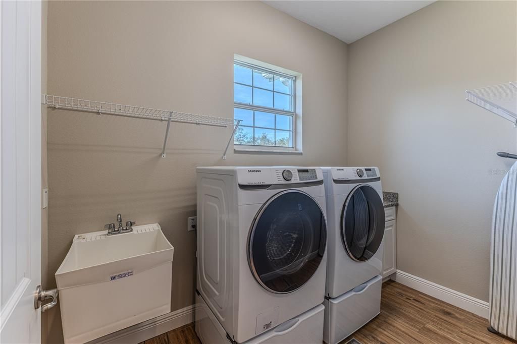 Под контрактом: $399,900 (3 спален, 2 ванн, 1994 Квадратных фут)