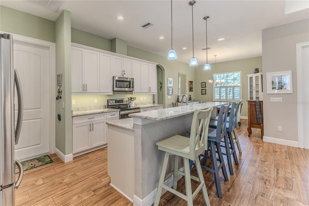 Под контрактом: $399,900 (3 спален, 2 ванн, 1994 Квадратных фут)