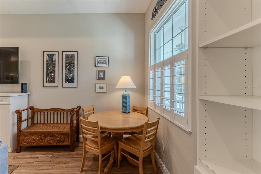 Под контрактом: $399,900 (3 спален, 2 ванн, 1994 Квадратных фут)