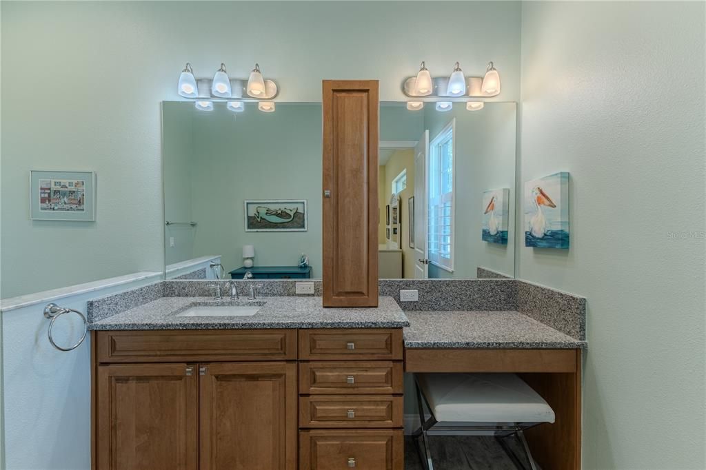 Под контрактом: $399,900 (3 спален, 2 ванн, 1994 Квадратных фут)