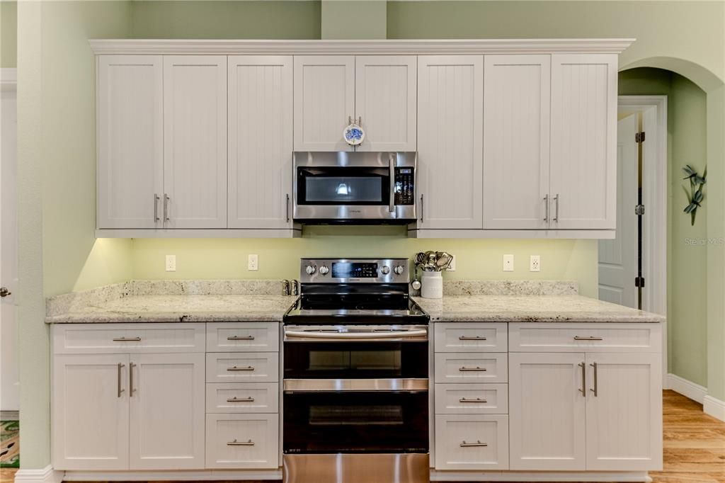 Под контрактом: $399,900 (3 спален, 2 ванн, 1994 Квадратных фут)