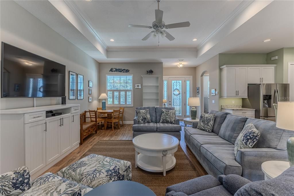 Под контрактом: $399,900 (3 спален, 2 ванн, 1994 Квадратных фут)