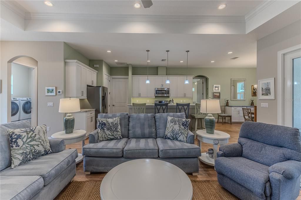 Под контрактом: $399,900 (3 спален, 2 ванн, 1994 Квадратных фут)