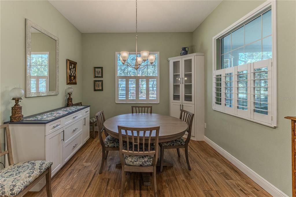 Под контрактом: $399,900 (3 спален, 2 ванн, 1994 Квадратных фут)