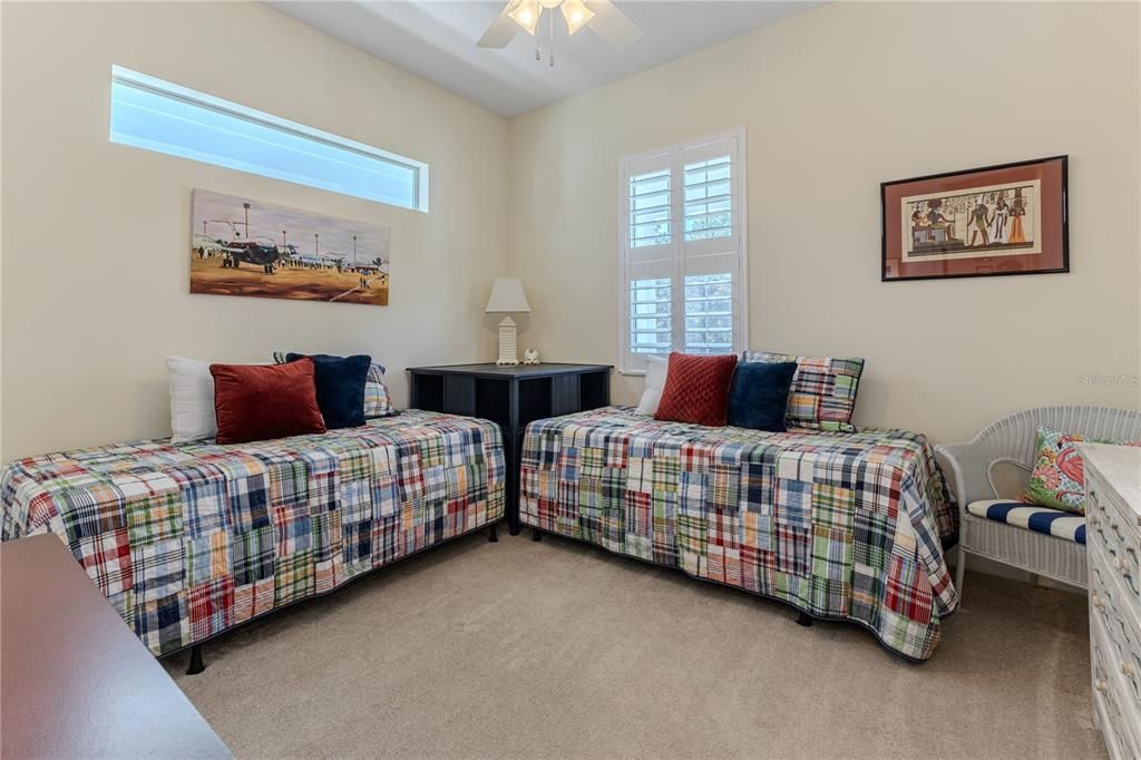 Под контрактом: $399,900 (3 спален, 2 ванн, 1994 Квадратных фут)