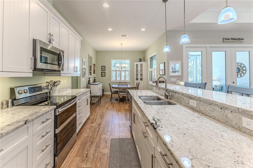 Под контрактом: $399,900 (3 спален, 2 ванн, 1994 Квадратных фут)