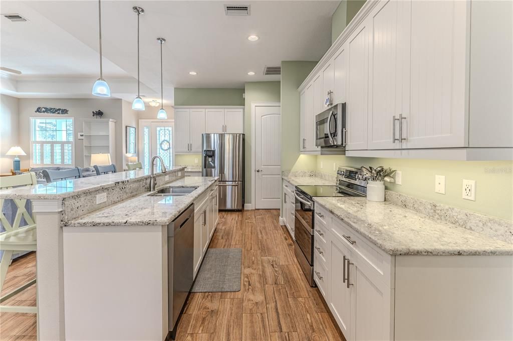 Под контрактом: $399,900 (3 спален, 2 ванн, 1994 Квадратных фут)