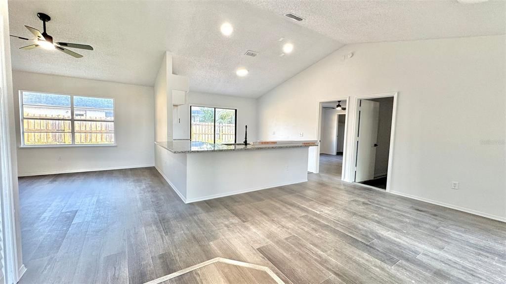 For Sale: $285,000 (3 beds, 2 baths, 1272 Square Feet)