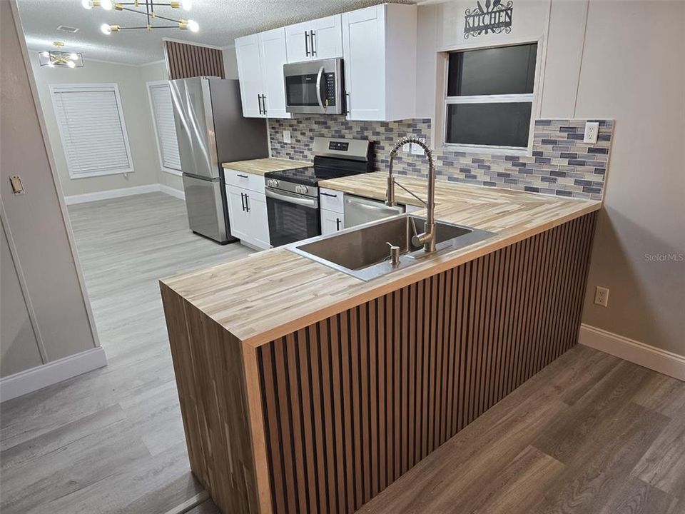 На продажу: $289,900 (4 спален, 2 ванн, 1620 Квадратных фут)