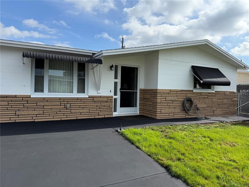 For Sale: $215,000 (2 beds, 1 baths, 864 Square Feet)