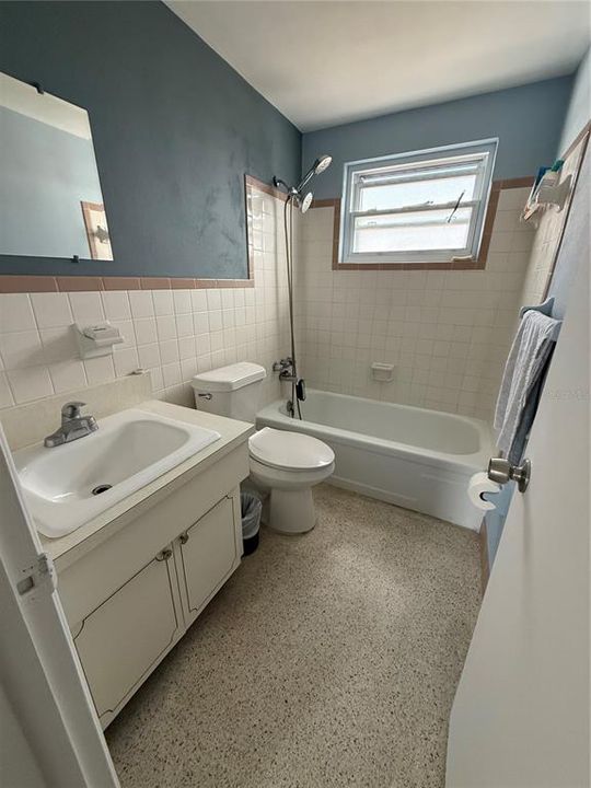 For Sale: $215,000 (2 beds, 1 baths, 864 Square Feet)