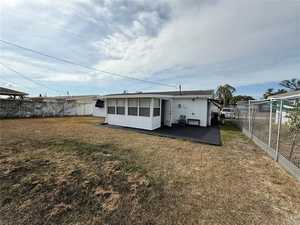 For Sale: $215,000 (2 beds, 1 baths, 864 Square Feet)