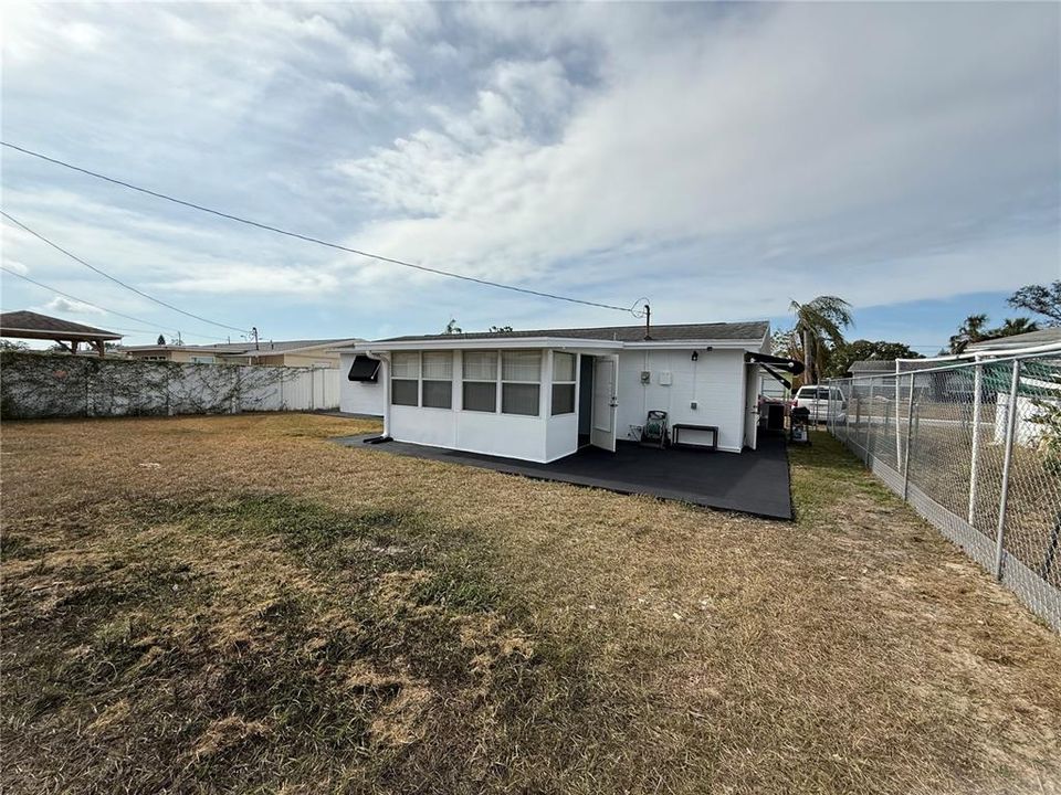 For Sale: $215,000 (2 beds, 1 baths, 864 Square Feet)