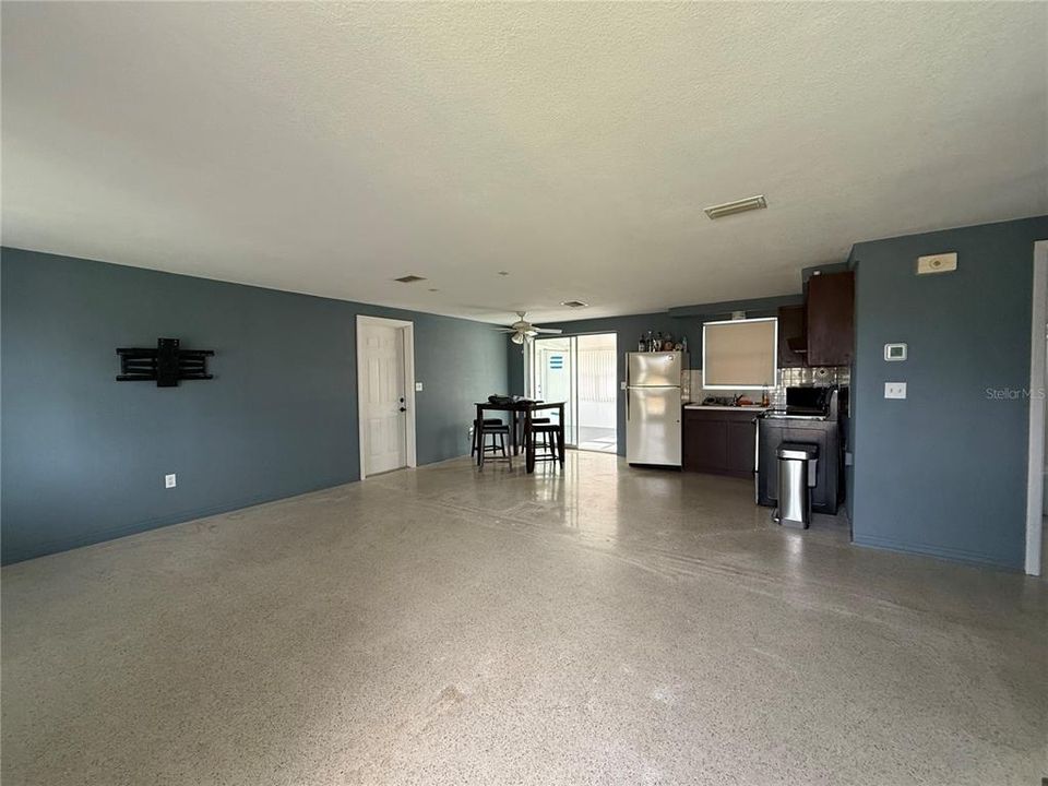 For Sale: $215,000 (2 beds, 1 baths, 864 Square Feet)