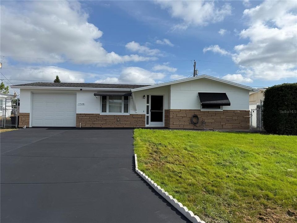 For Sale: $215,000 (2 beds, 1 baths, 864 Square Feet)