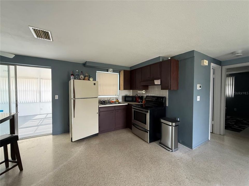 For Sale: $215,000 (2 beds, 1 baths, 864 Square Feet)
