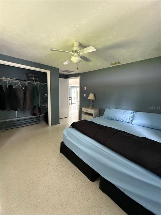 For Sale: $215,000 (2 beds, 1 baths, 864 Square Feet)