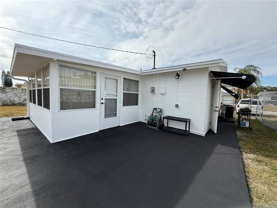 For Sale: $215,000 (2 beds, 1 baths, 864 Square Feet)