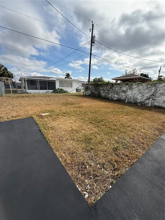 For Sale: $215,000 (2 beds, 1 baths, 864 Square Feet)