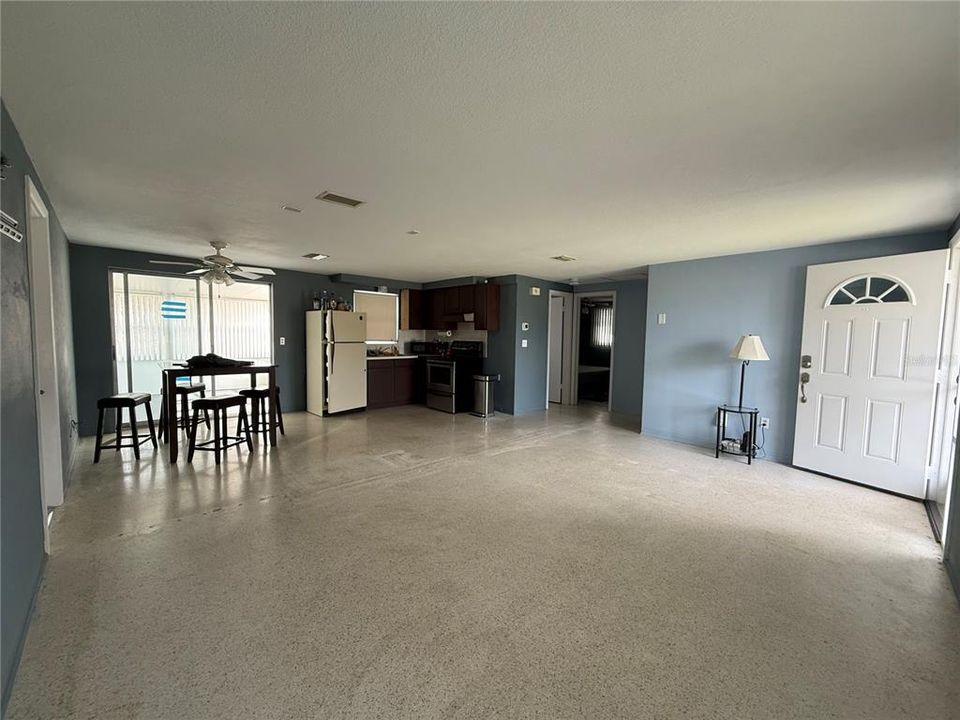 For Sale: $215,000 (2 beds, 1 baths, 864 Square Feet)