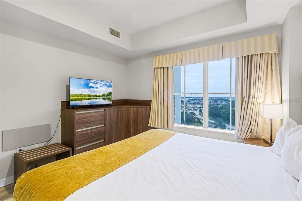 For Sale: $160,000 (1 beds, 1 baths, 671 Square Feet)