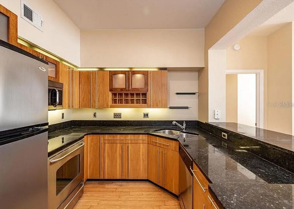 На продажу: $525,000 (2 спален, 2 ванн, 1128 Квадратных фут)