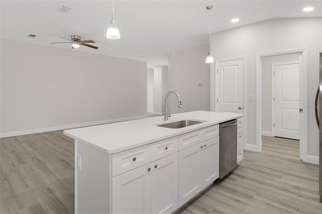 В аренду: $2,400 (4 спален, 2 ванн, 1662 Квадратных фут)