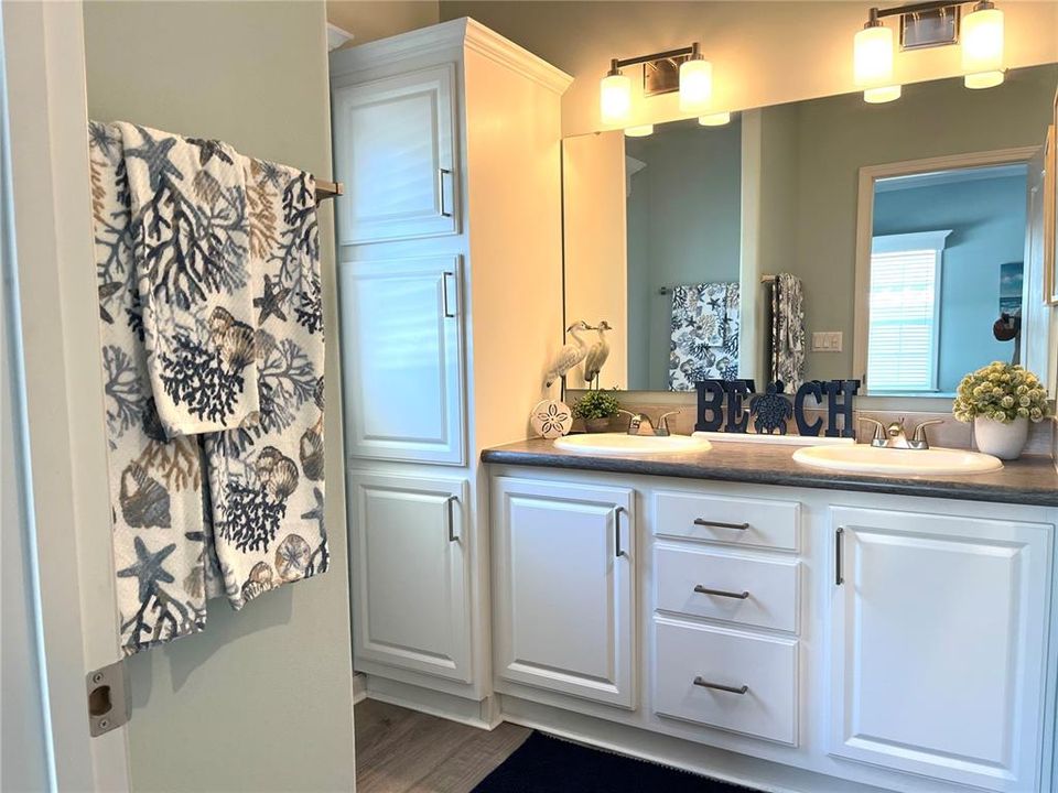 For Sale: $359,000 (2 beds, 2 baths, 1195 Square Feet)