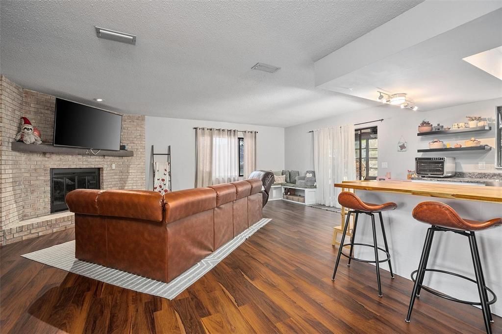 For Sale: $290,000 (2 beds, 2 baths, 1308 Square Feet)