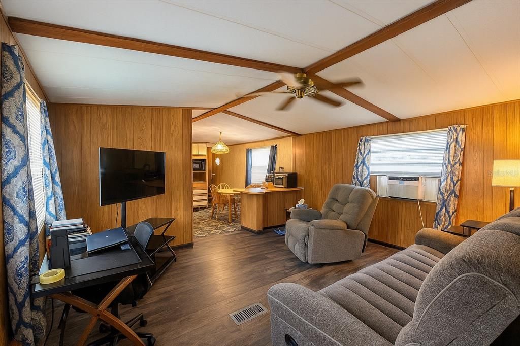 Active With Contract: $124,999 (3 beds, 2 baths, 924 Square Feet)