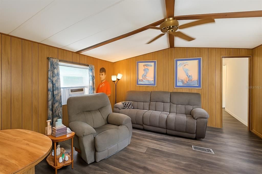 Active With Contract: $124,999 (3 beds, 2 baths, 924 Square Feet)