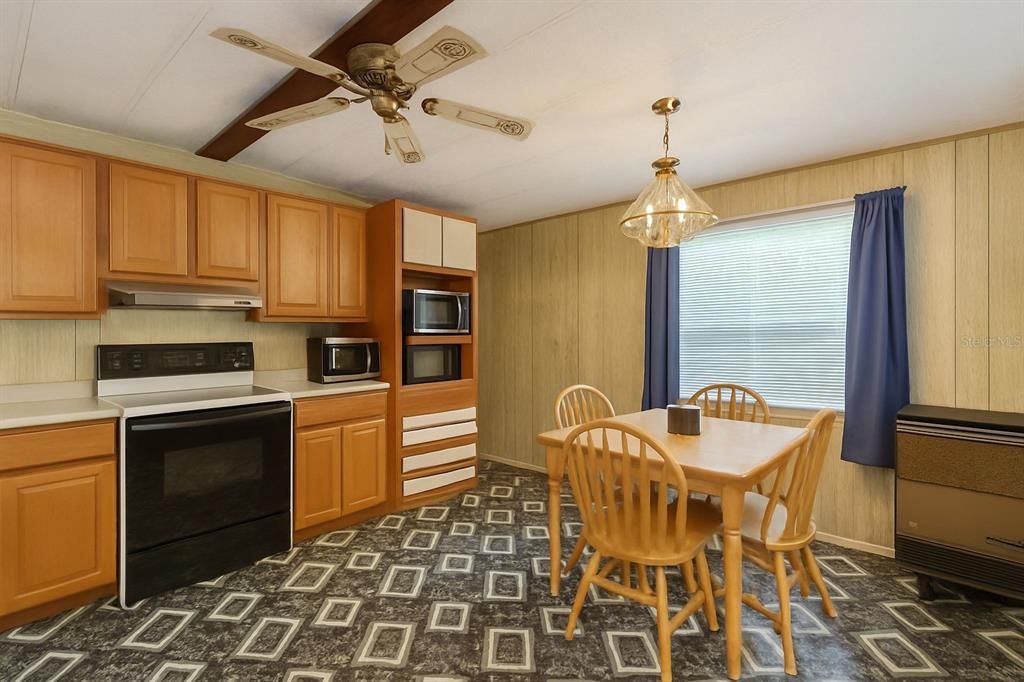 Active With Contract: $124,999 (3 beds, 2 baths, 924 Square Feet)